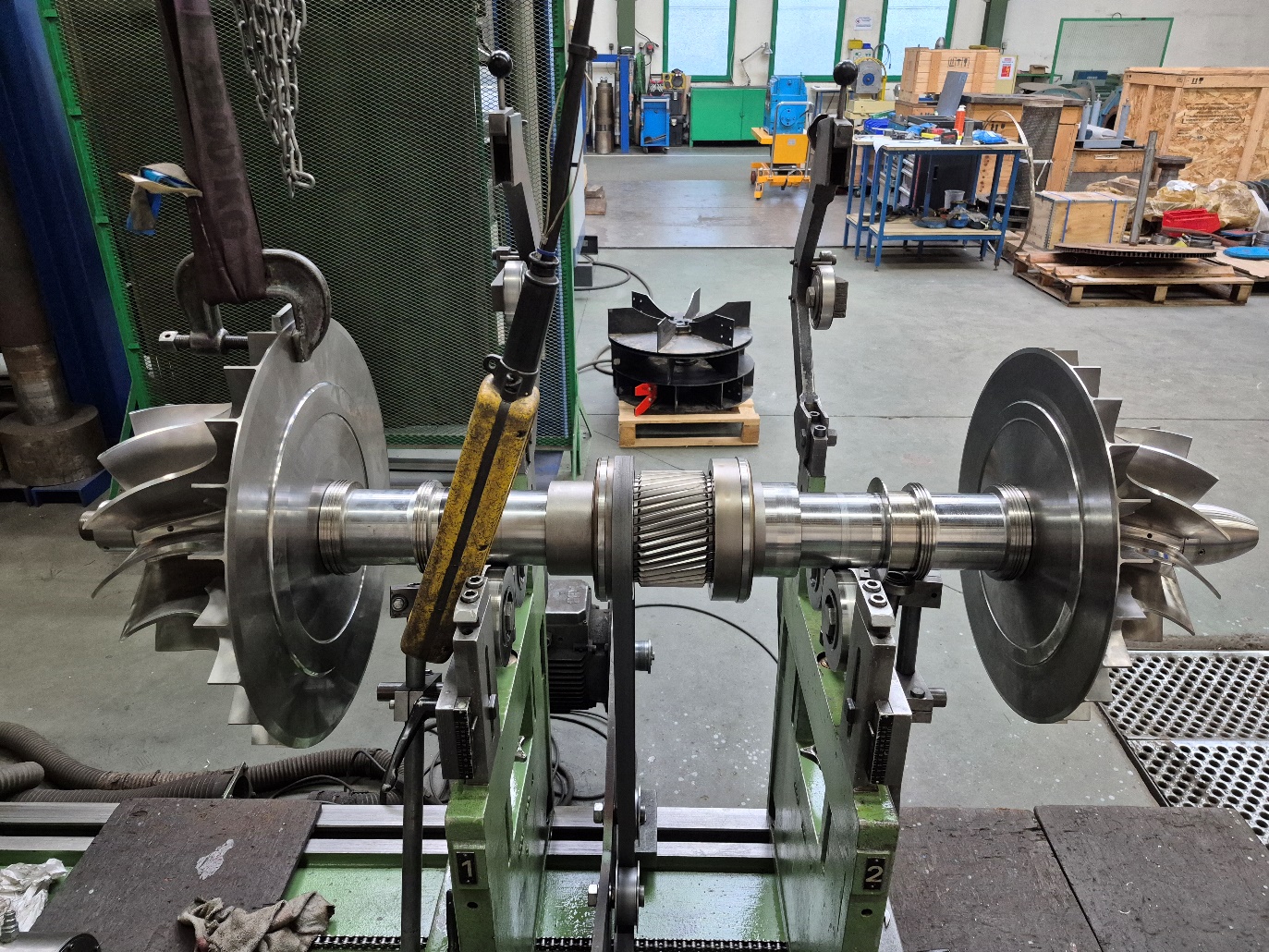 Rotor GV composé d’une turbine BP et d’une turbine HP : vitesse 12 214 tr/mn, en cours d’équilibrage.